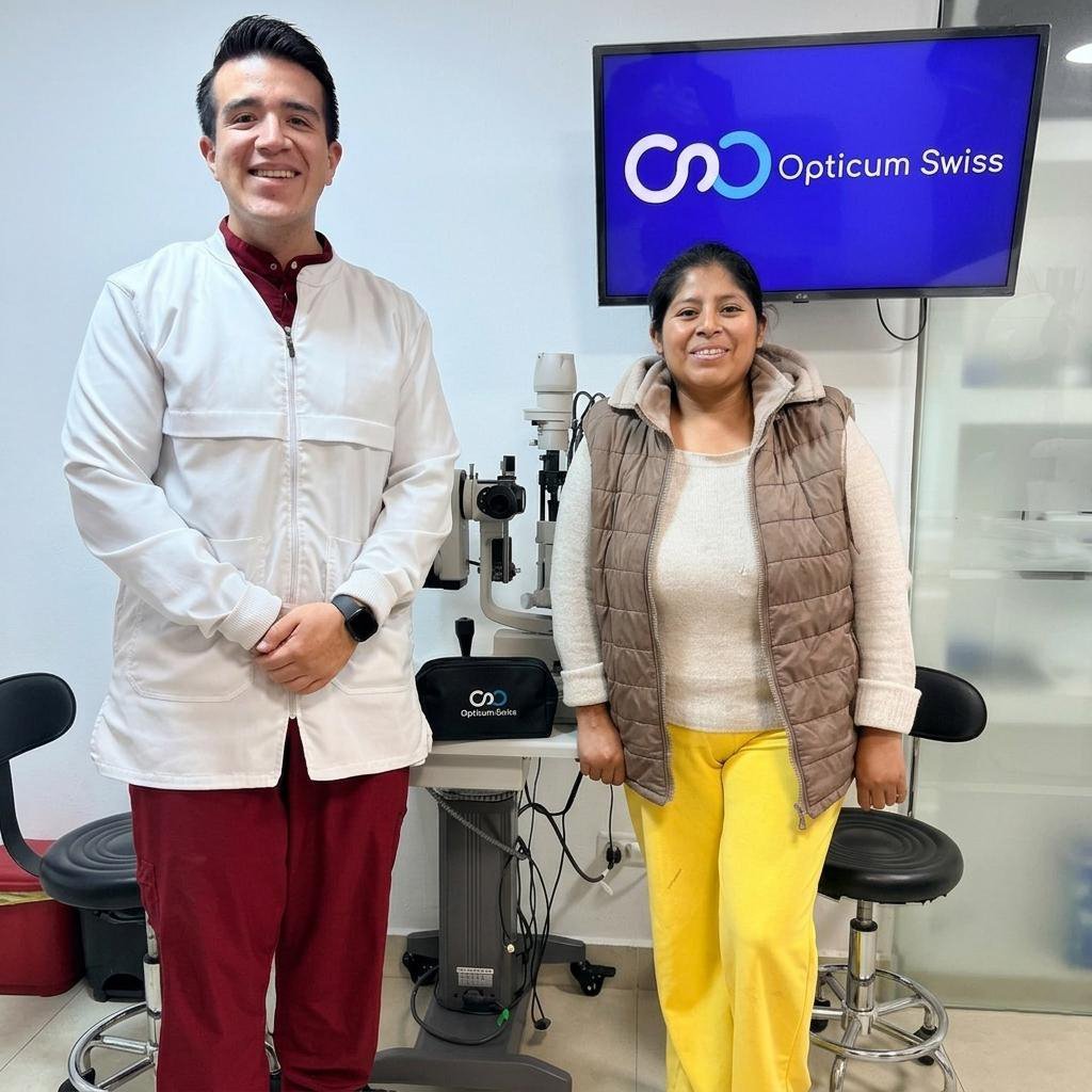 Especialista de Opticum Swiss en sus instalaciones